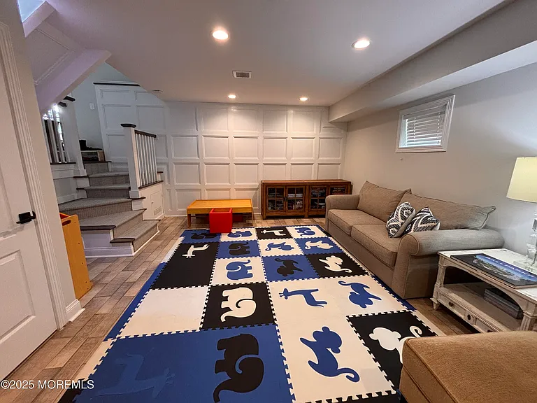 330 Sylvania Ave — Photo 35