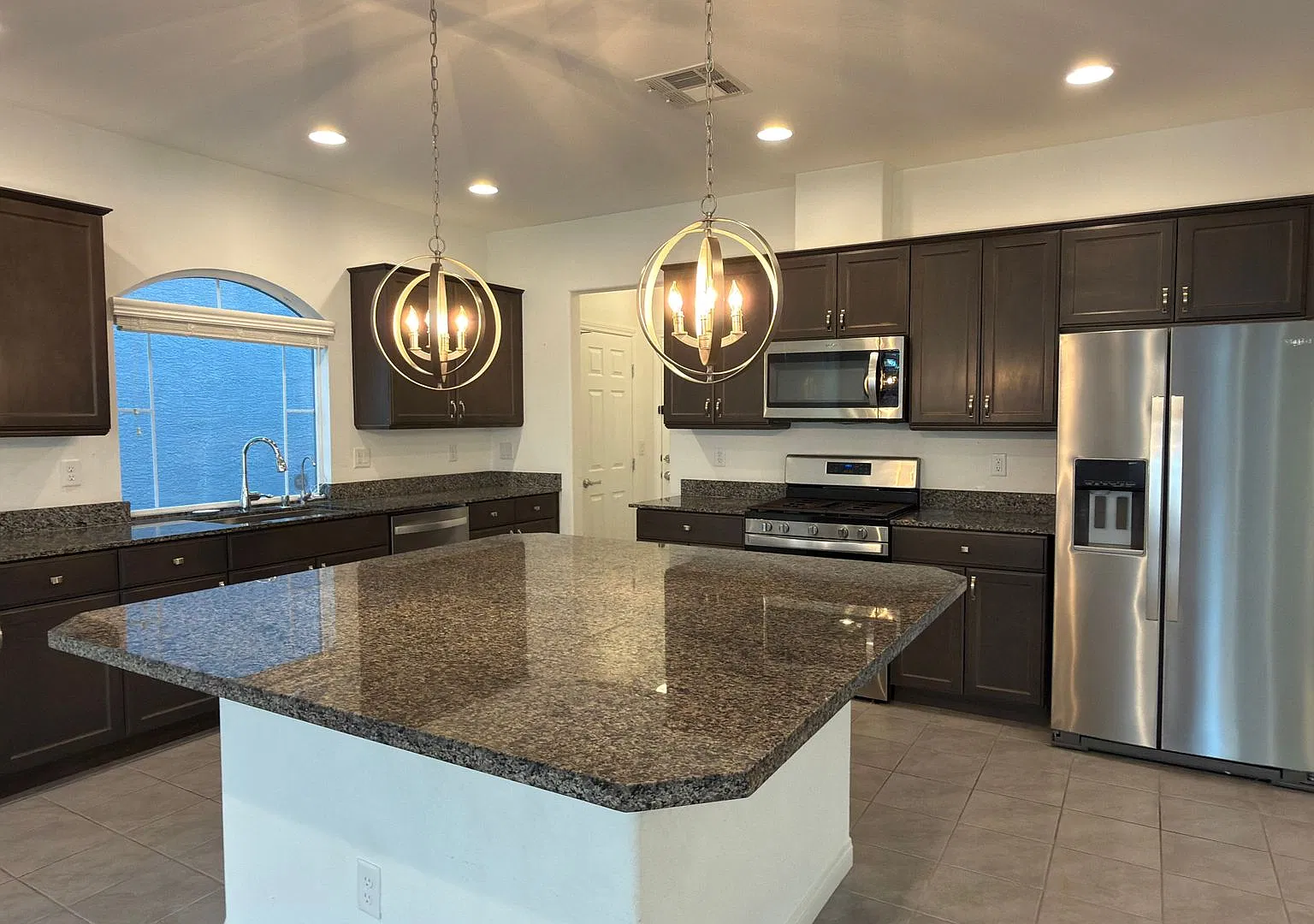 Spacious 5 bedrooms home with 2.5 bathrooms — Photo 2