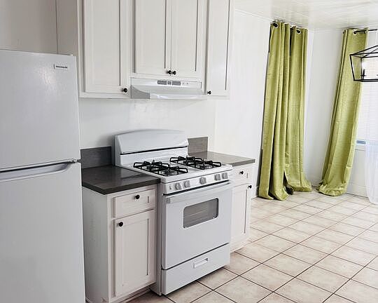3rd image of 1100 W 48th St