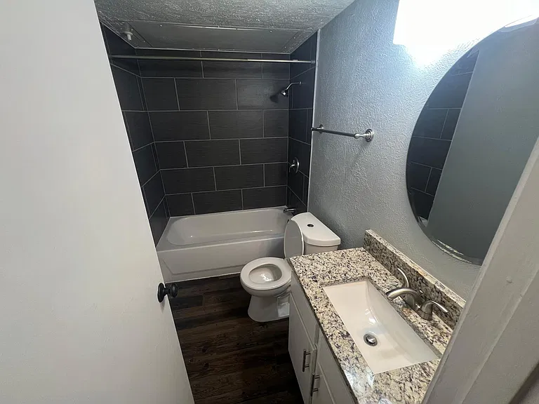 Hampton Gardens Apartment — Photo 46