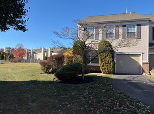 76 Honey Locust Ln, Newtown, PA