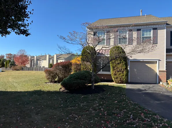 76 Honey Locust Ln, Newtown, PA 18940