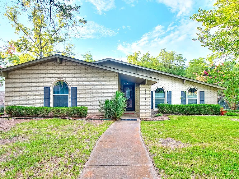 3201 Christie Cir — Photo 37