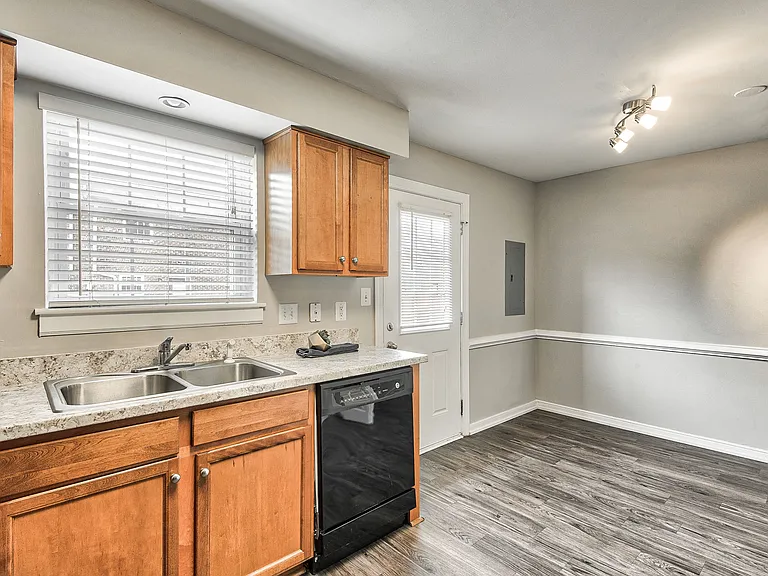 Maple Bay Apartment Townhomes — Photo 3