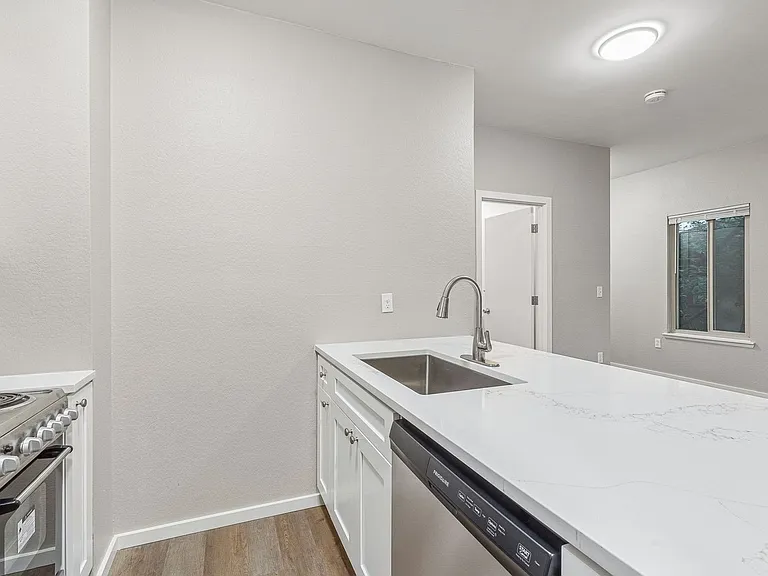 Pine Street Apartments — Photo 5