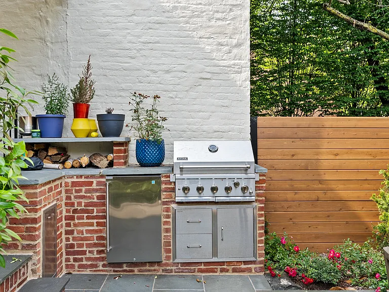 1063 Thomas Jefferson St NW — Photo 13