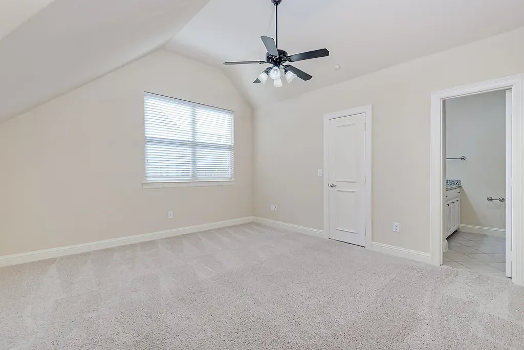 4 bed, 2152 sqft, $5,350 — Photo 3