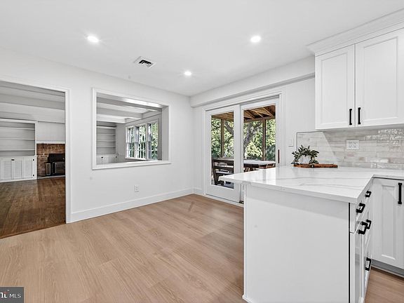 3rd image of 21 Collegeview Dr