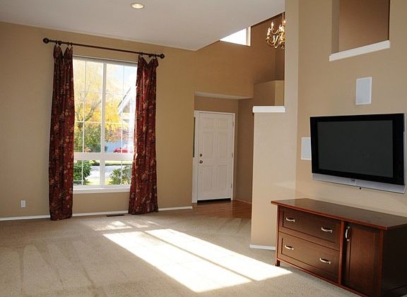 5th image of 410 SE 10th St