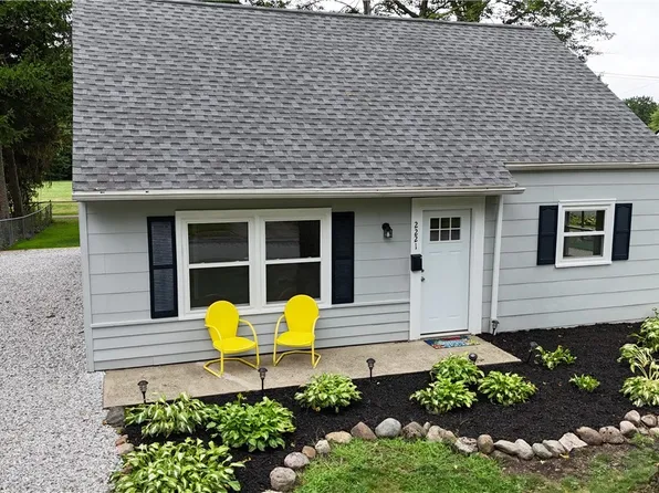 2221 Suncrest Dr, Cuyahoga Falls, OH 44221