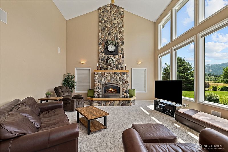 3rd image of 430 Pays Road