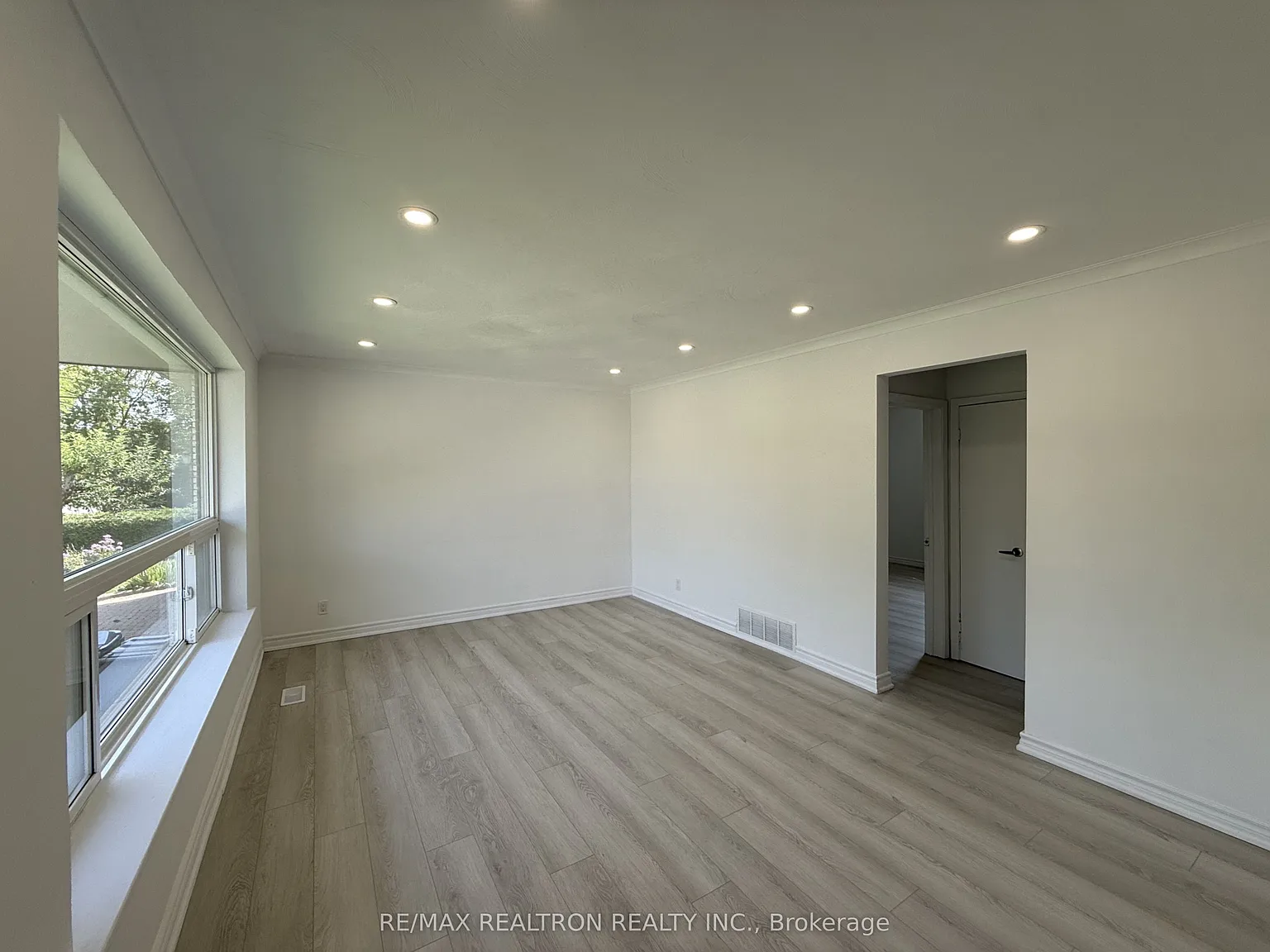 3 bed, $3,000 — Photo 2