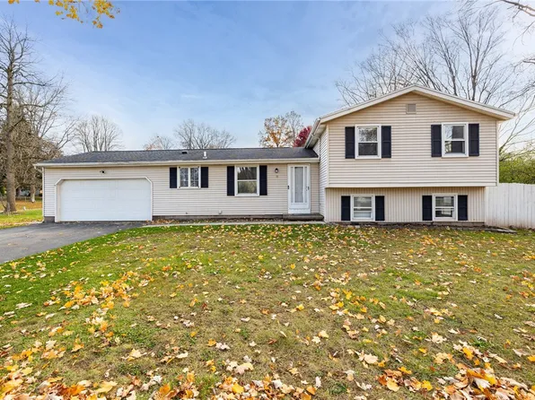 19 Battle Green Dr, Rochester, NY 14624