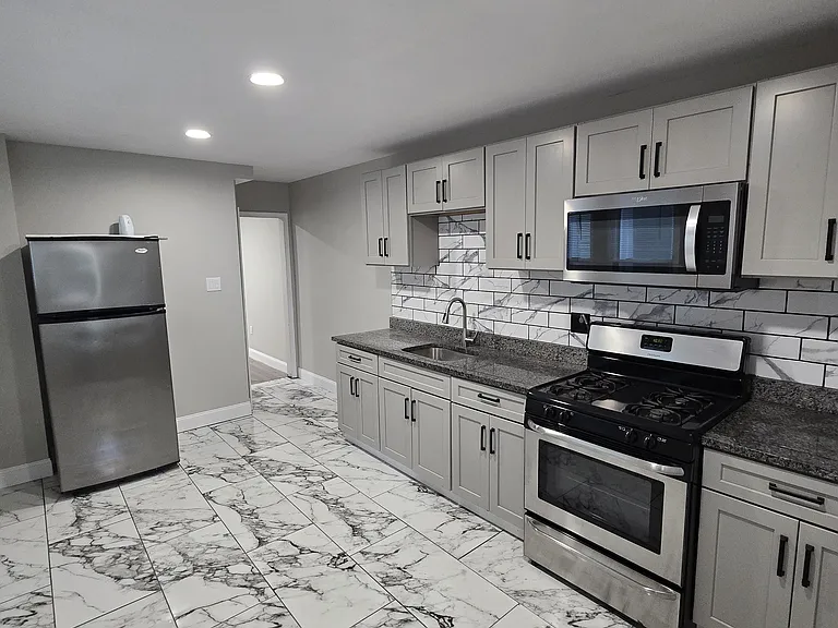 142 E Walnut St — Photo 3