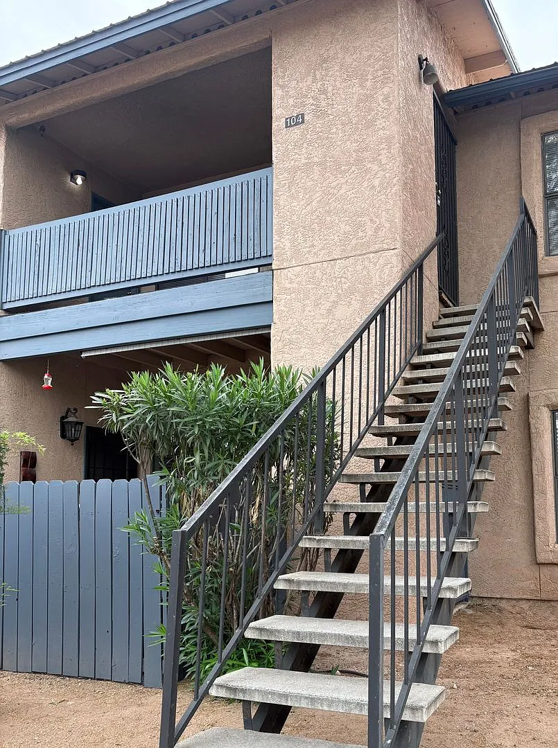 Lovely 2 Bedroom Condominium **Move In Special 1/2 Off First Months Rents** — Photo 3