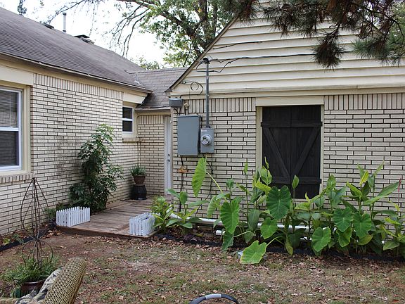 5th image of 300 E 10th St