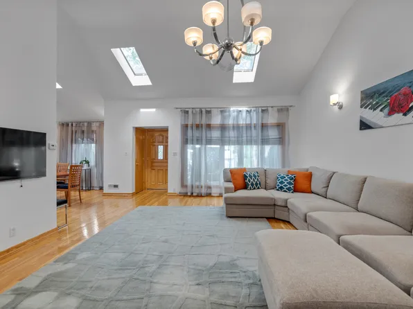 389 Mayfair Drive South image 8 of 17