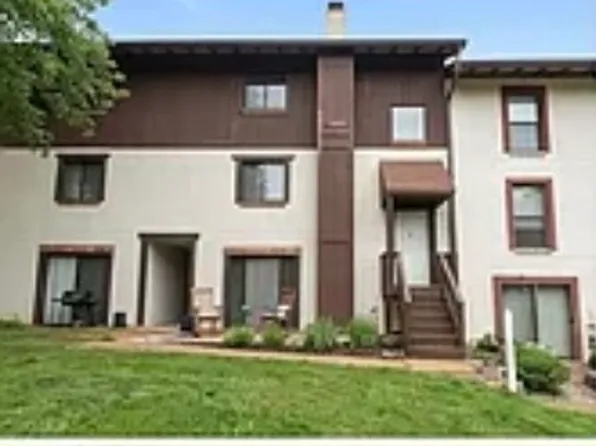326 Carmel Woods Dr, Ballwin, MO 63021