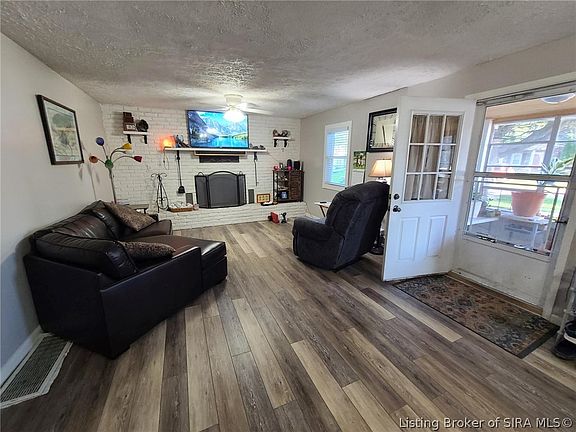 5th image of 101 E Maple Court
