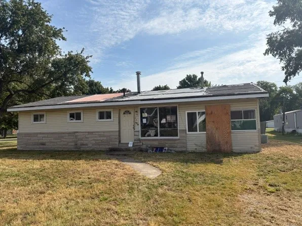 308 S 3rd St, Brownstown, IL 62418