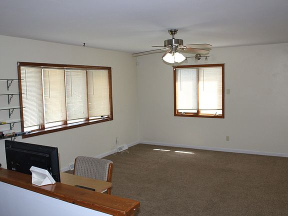 5th image of 418 W Hillcrest Dr