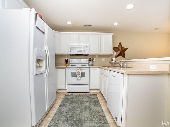 3rd image of 686 Clearwater Dr Unit 3-B