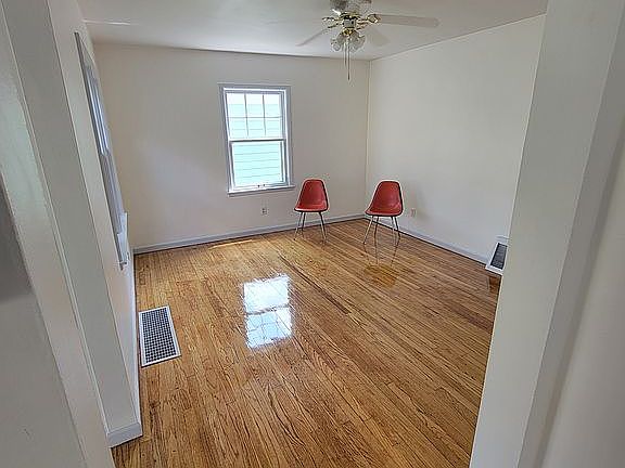 4th image of 219 Putnam St