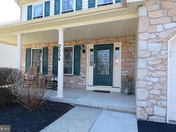 4th image of 2054 Valley View Dr