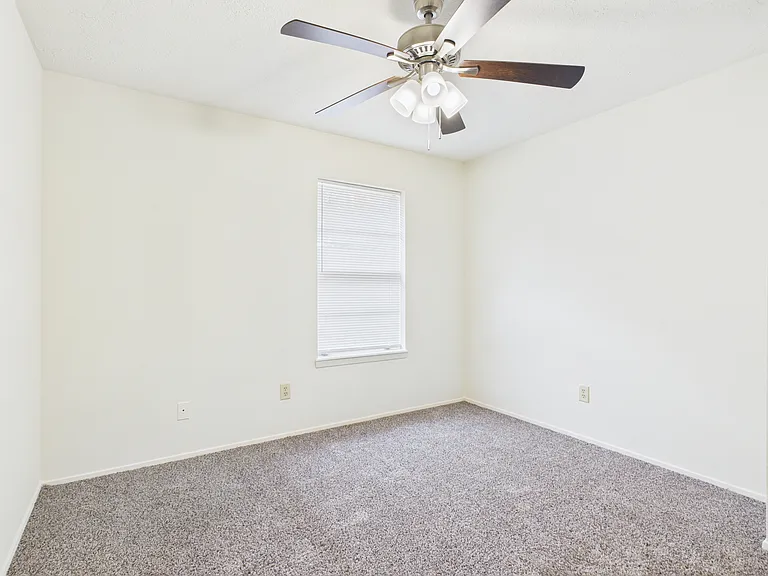 807 Frio Cir #B — Photo 13