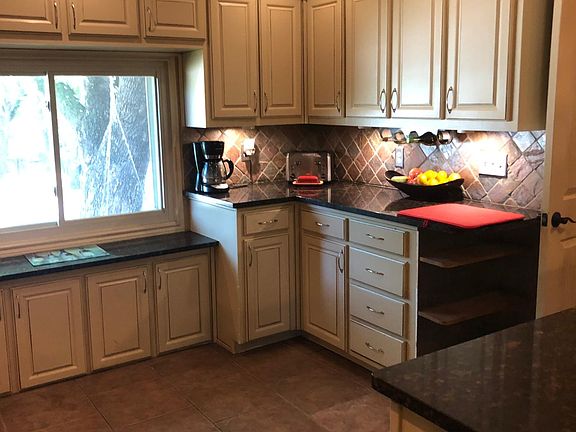 3rd image of 2 Oak Cir