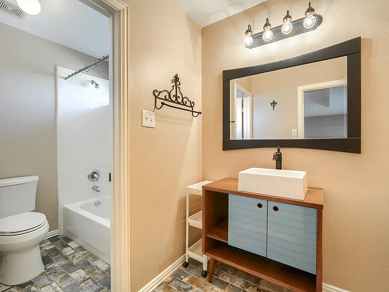 1808 Giddings Ct — Photo 33