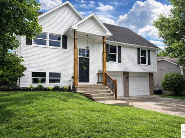 207 Parkway Dr, Warrensburg, MO 64093