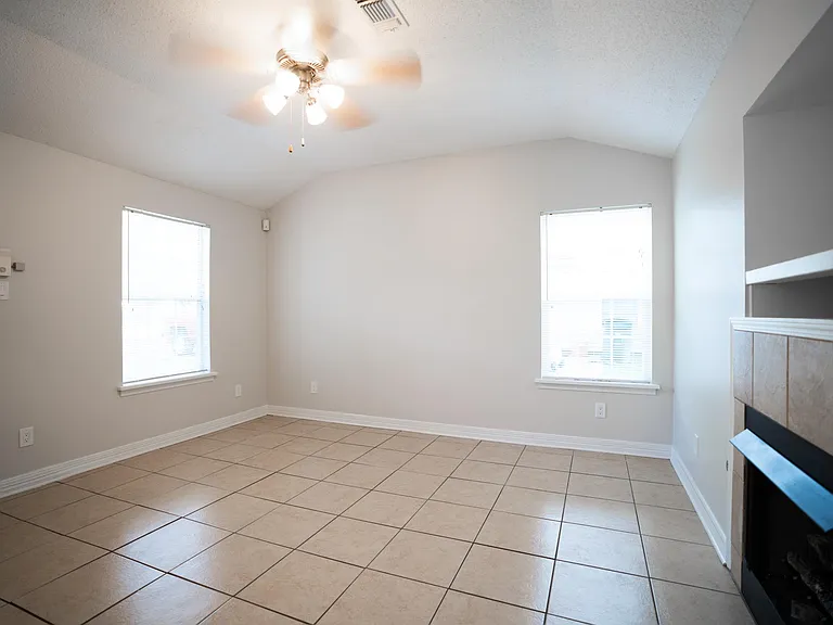 714 Center St — Photo 4