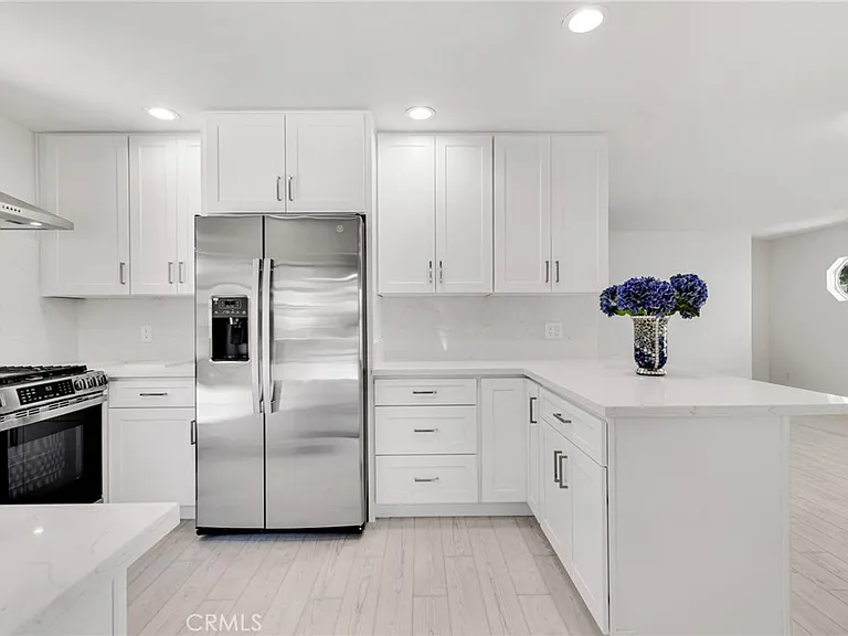 221 Acacia Ln — Photo 6