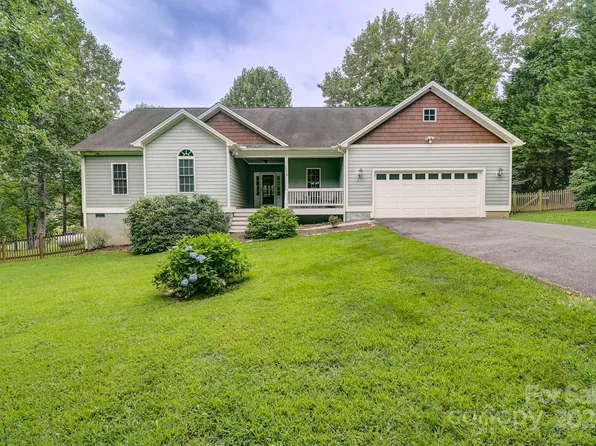 37 Crimson Ln, Hendersonville, NC 28792