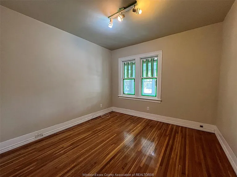 2423 Princess Ave — Photo 18
