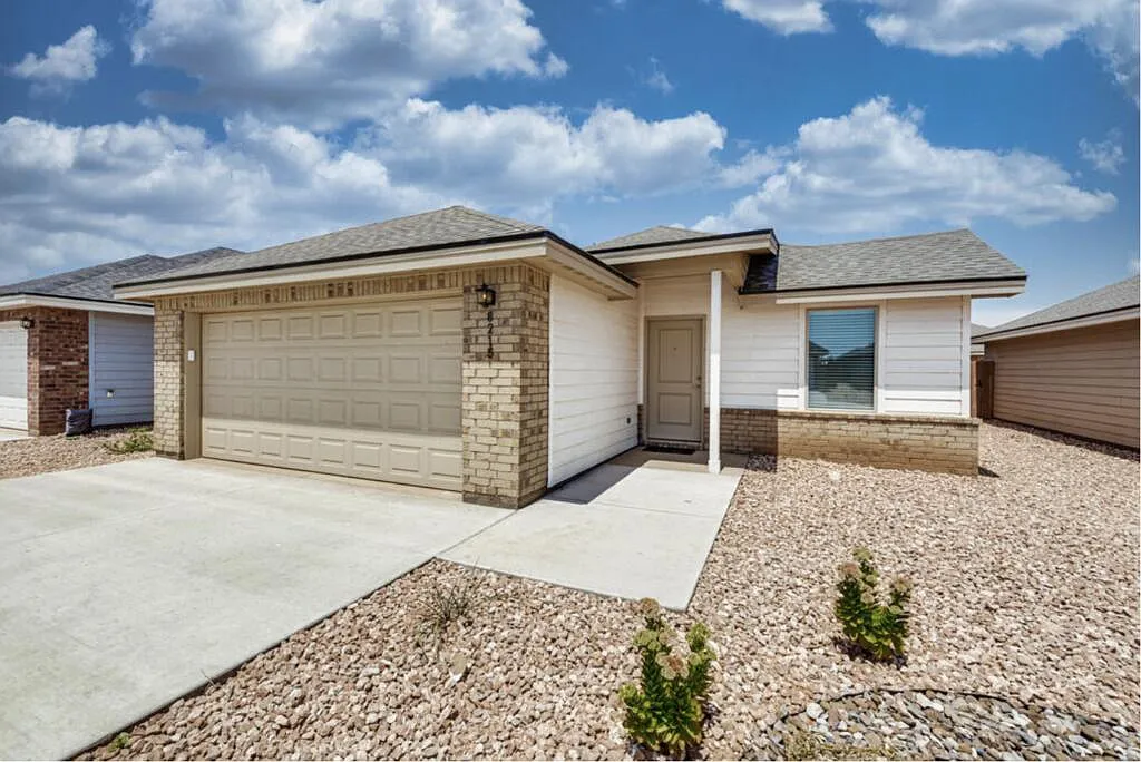 3 bed, 2.0 bath, 1511 sqft, $2,600 — Photo 1