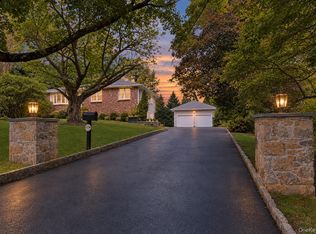 9 Stonegate Rd, Valhalla, NY 10595