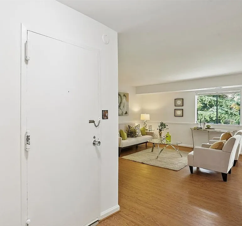 1 bed, 821 sqft, $2,100 — Photo 2