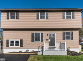 1031 Green Ln, Levittown, PA 19057