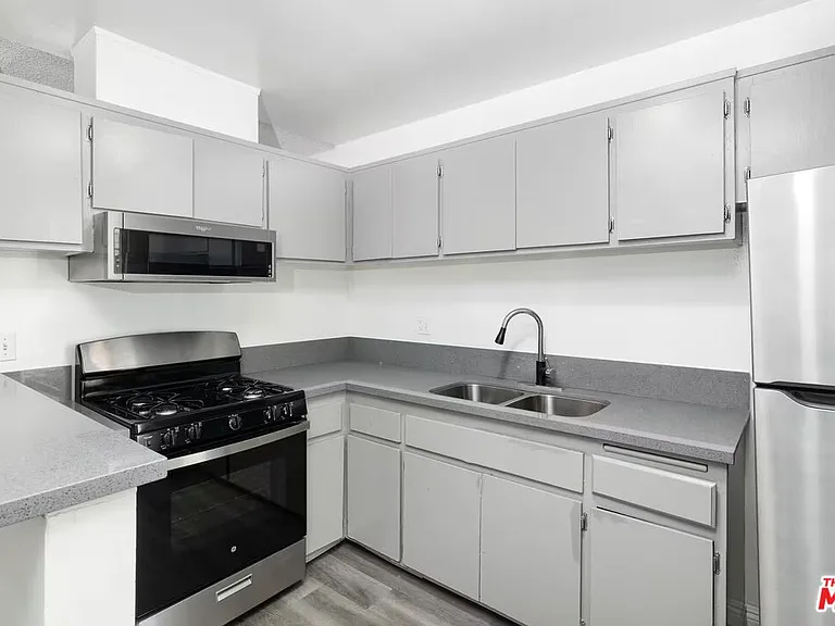 1208 W Adams Blvd #17 — Photo 5