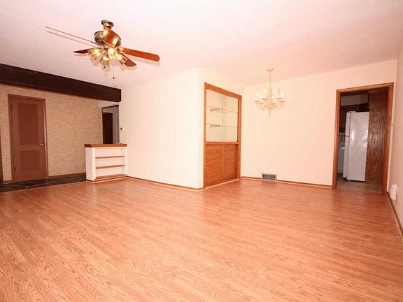 4th image of W142N6909 Oakwood Dr