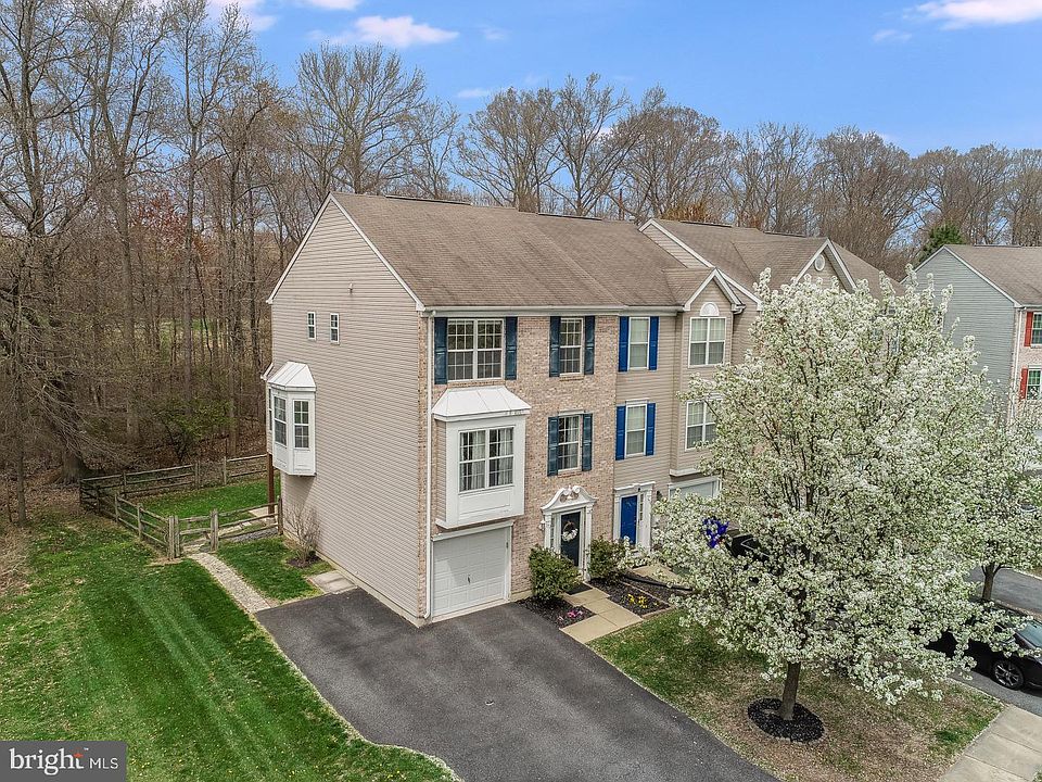 1st image of 372 N Barrington Ct