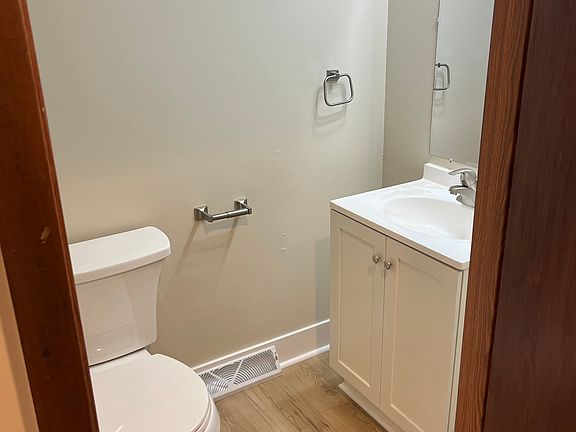 5th image of 402 W Washington St APT B