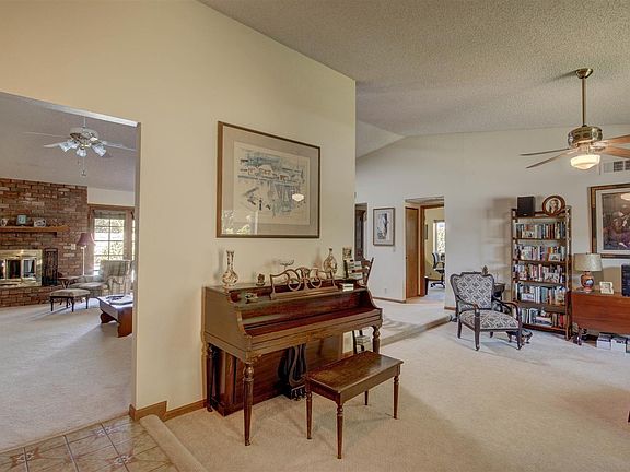 4th image of 810 W Diamond Dr