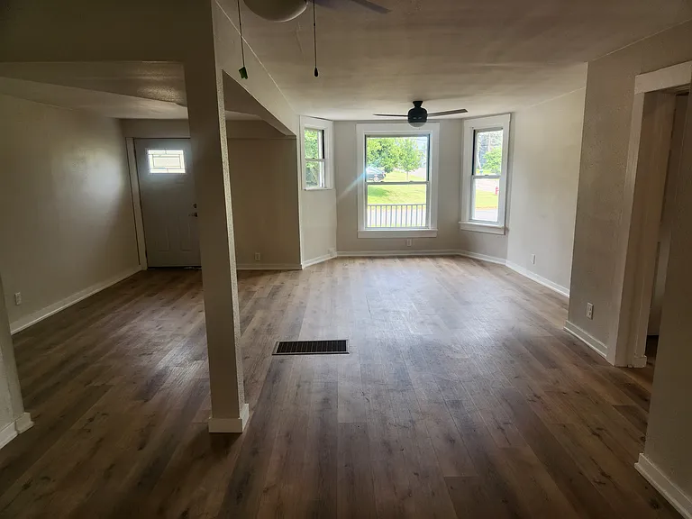 303 N Green St — Photo 3