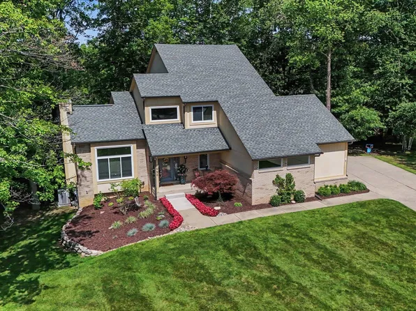 8690 Scenic Bluff Ln, White Lake, MI 48386