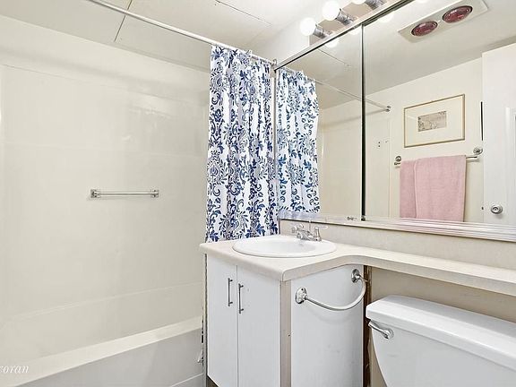 4th image of 15 Waverly Pl #6A