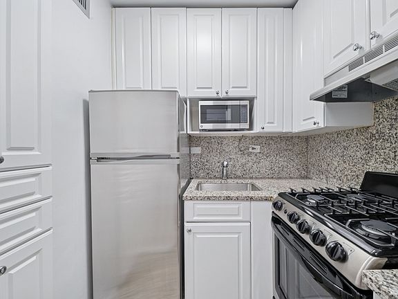 3rd image of 315 W 57th St APT 6E