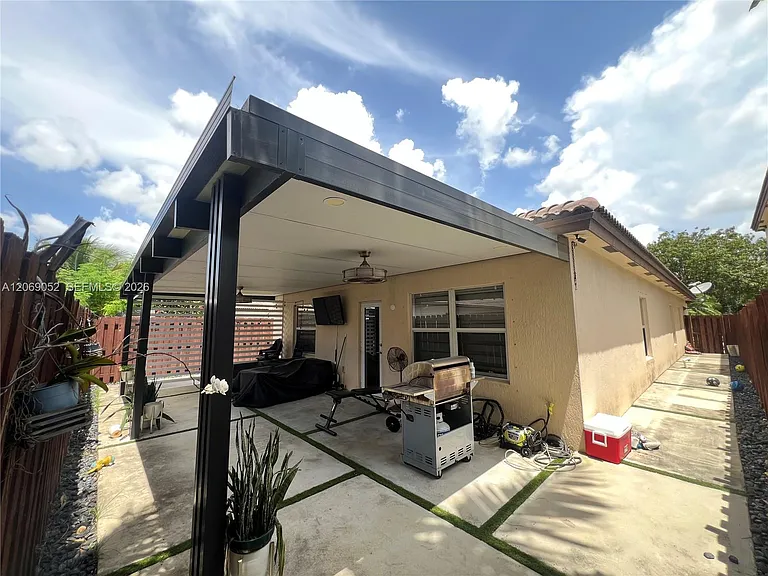2410 NE 4th St — Photo 18